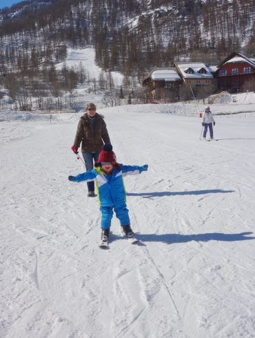 Apprendre le ski à un enfant
