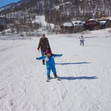Apprendre le ski à un enfant
