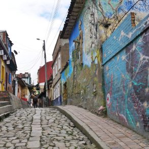 Rue de Bogoto Candelaria en famille Que voir à Bogota en famille | Blog VOYAGES ET ENFANTS