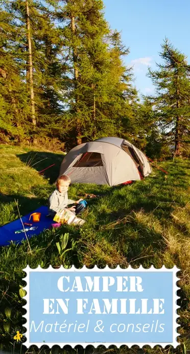 Camping D'été Pour Les Enfants. Fille Enfant Dans La Tente. S
