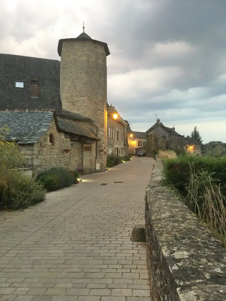 Visiter Bozouls en famille Aveyron | VOYAGES ET ENFANTS