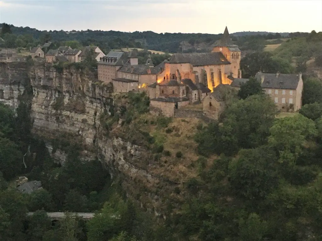 Visiter Bozouls en famille Aveyron | VOYAGES ET ENFANTS