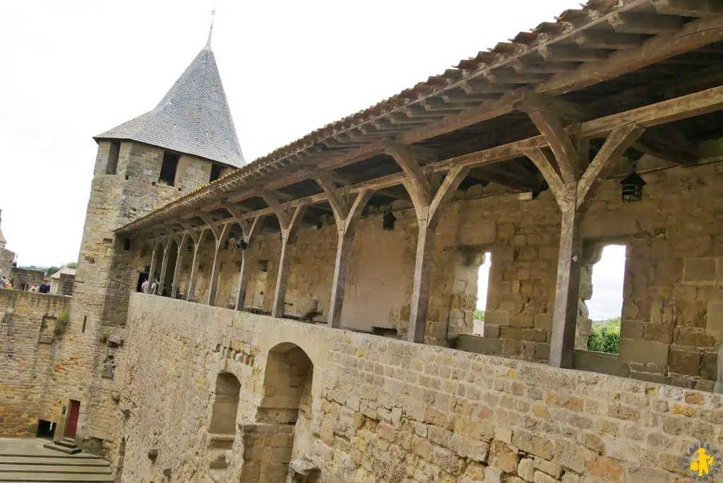 Chemin de ronde Carcassonne avec enfant Carcassonne en famille et pays cathare | Blog VOYAGES ET ENFANTS