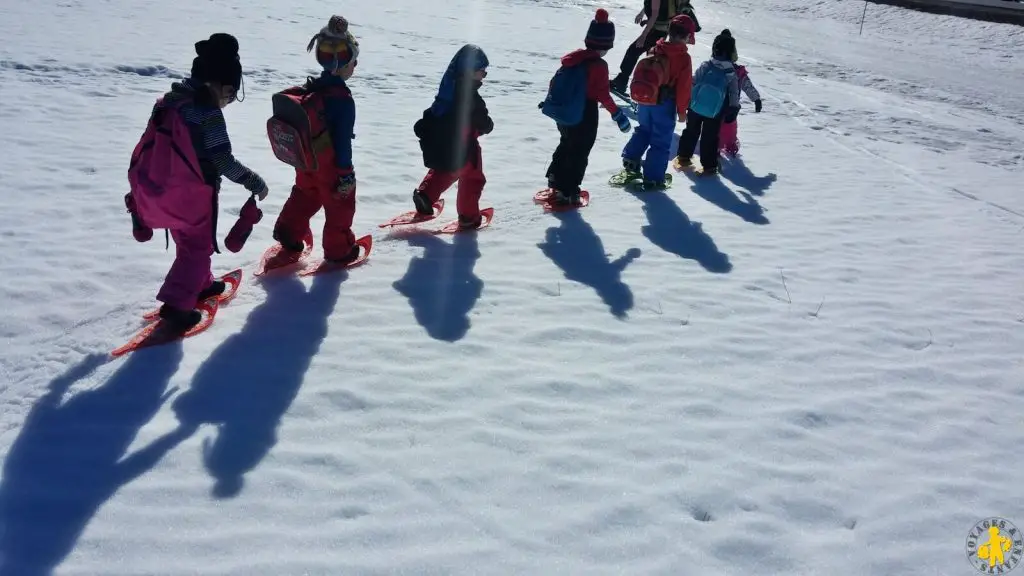 Raquette à neige activité hors ski en famille avec enfant