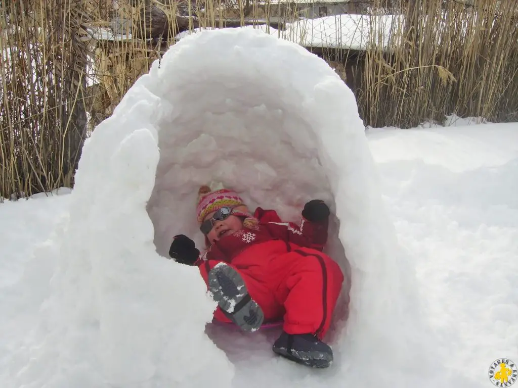 Fabrication igloo neige en famille activité sans ski