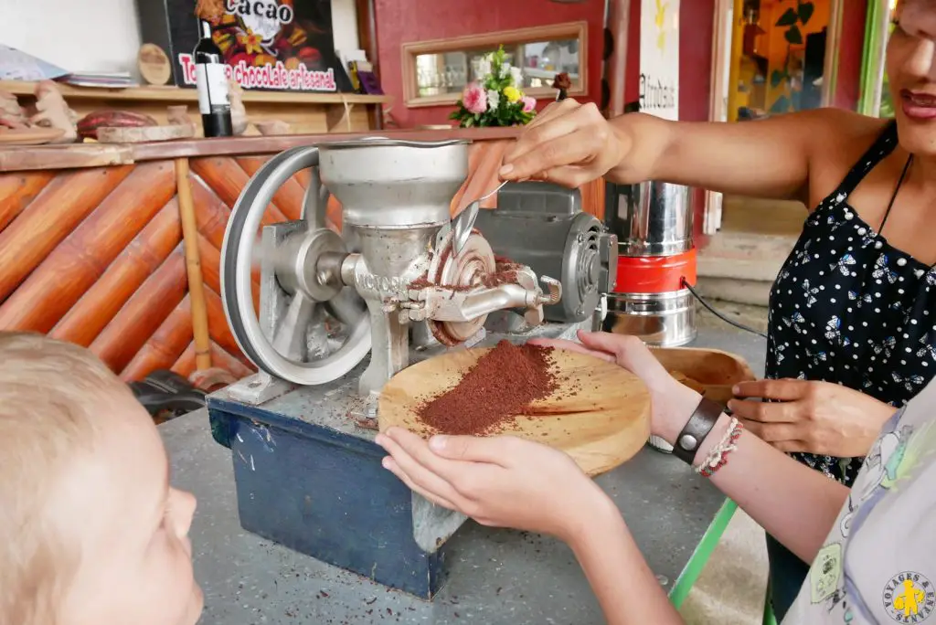 Moudre le cacao Equateur Mindo Nord Équateur Mindo Mitad del Mundo Otavalo en famille | Blog VOYAGES ET ENFANTS