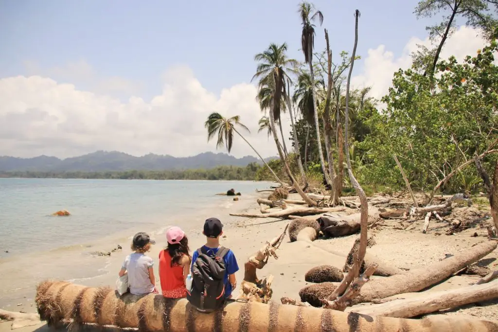 Plage du Costa Rica parfaites pour les familles - voyages et enfants family nombreuse