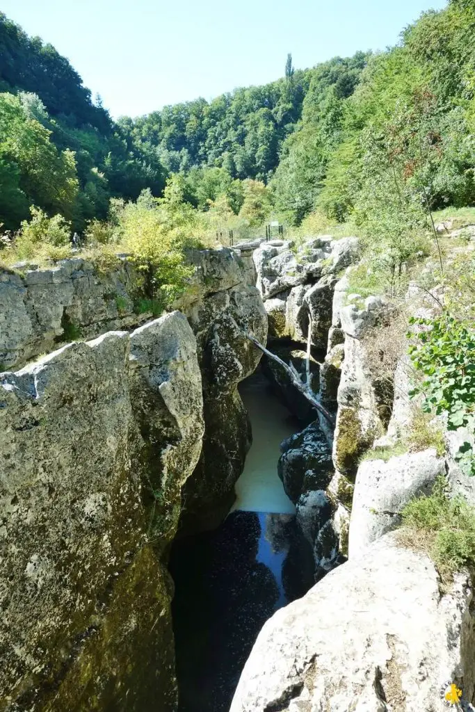 Jura en famille que faire pertes de la Valserine Le Jura en été et en famille | Blog VOYAGES ET ENFANTS