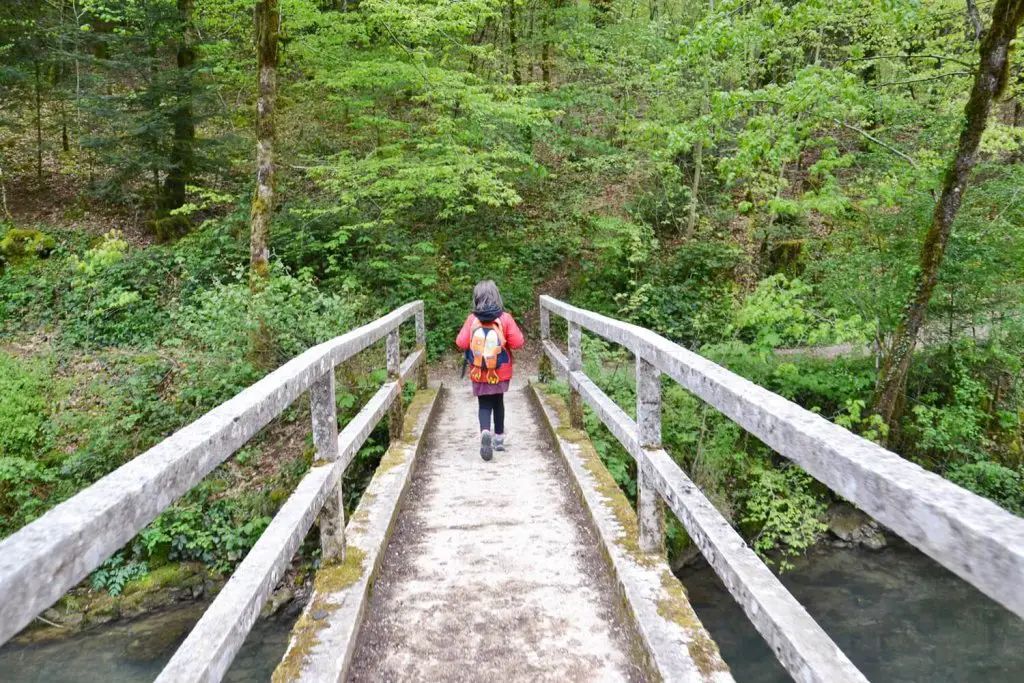 Balade familiale Jura source du lison Jura 11 randonnées facile familiales | VOYAGES ET ENFANTS