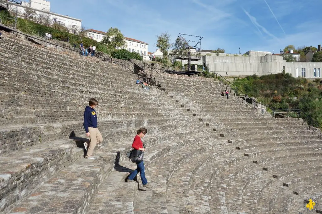 Que voir Lyon en famille Amphitheatre Visiter Lyon que faire | Blog VOYAGES ET ENFANTS