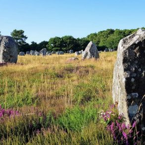 site prehistorique Carnac en famille 6 sites préhistoriques grandioses en famille en France