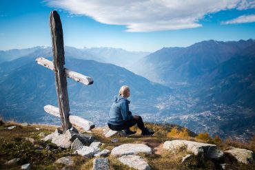 femme randonnée montagne Voyages et Enfants le blog vacances et voyage en famille