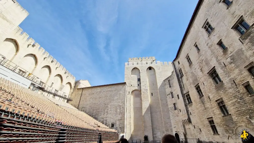 Visite Palais Papes famille