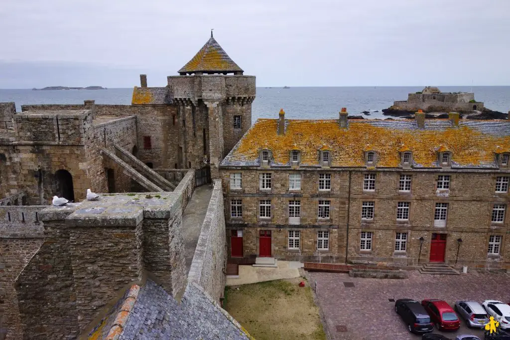 saint malo en famille les remparts Découvrir Saint Malo en famille