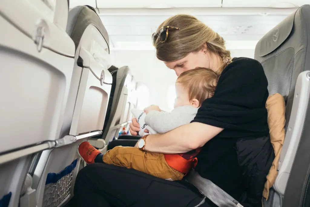 Voyage en avion avec bébé conseils Bébé en avion nos 20 astuces pour mieux voyager | Blog VOYAGES ET ENFANTS