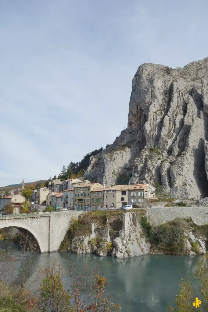 sisteron en famille rocher de baume Notre visite de Sisteron en famille | VOYAGES ET ENFANTS