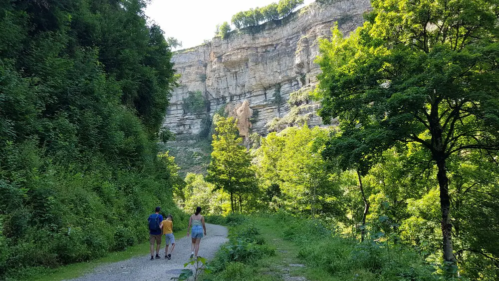 voyage en Aveyron et Lozère en famille trou de Bozouls Visite de Rodez en famille séjour entre Aveyron et Lozère