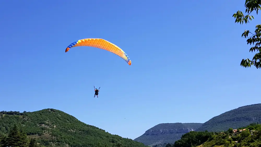 voyage en Aveyron et Lozère en famille parapente à Millau Visite de Rodez en famille séjour entre Aveyron et Lozère