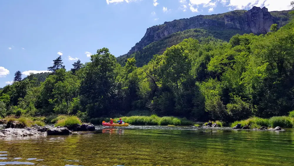 voyage en Aveyron et Lozère en famille kayal gorges du Tarn Visite de Rodez en famille séjour entre Aveyron et Lozère