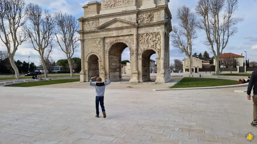 visite Orange en famille arc de triomphe Visiter du théâtre Antique et dOrange en famille