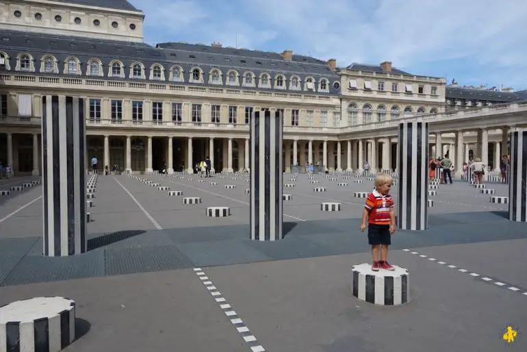 Que voir à Paris en famille ? 25 visites au top 6 Paris en famille - Visite palais royal Buren avec enfant