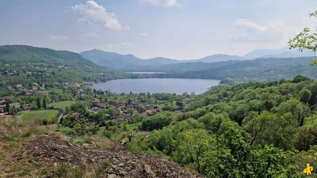 Parc naturel des lacs d'Avigliana avec enfant